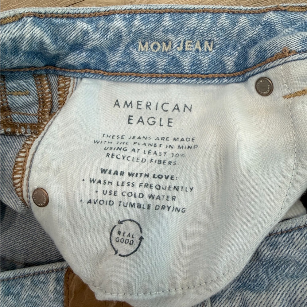 American Eagle Mom Jeans High Rise Light Wash Size 6 Straight Leg - Picture 6 of 9